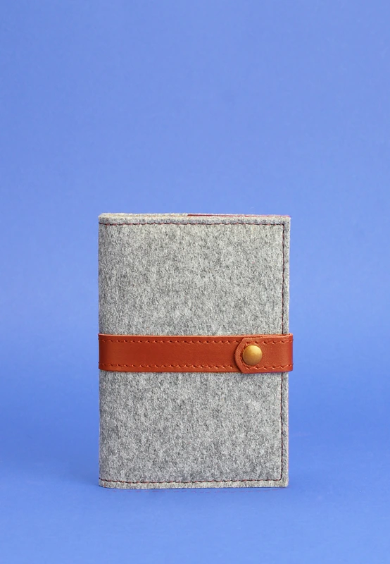 Фетрова обкладинка для паспорта 1.1 з шкіряними коричневими вставками — BlankNote