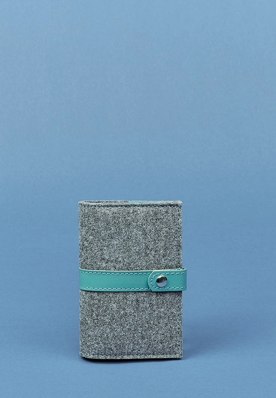 Фетрова жіноча обкладинка для паспорта 1.1 з шкіряними бірюзовими вставками — BlankNote