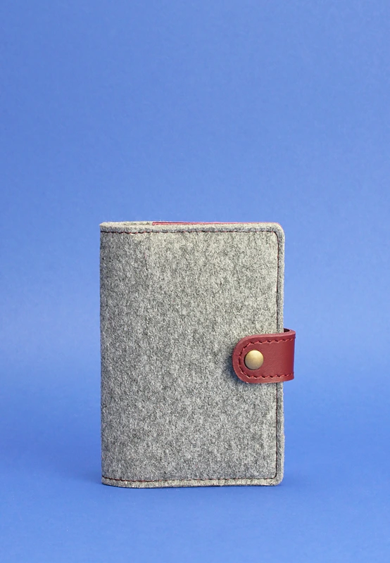 Фетрова обкладинка для паспорта 3.0 з шкіряними бордовими вставками — BlankNote