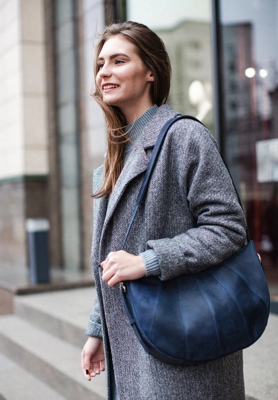 Шкіряна жіноча сумка Круасан синя — BlankNote