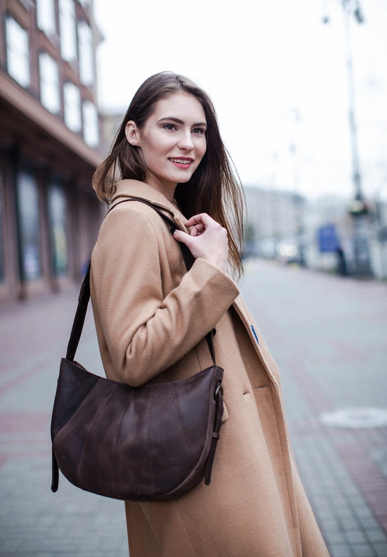 Шкіряна жіноча сумка Круасан темно-коричнева — BlankNote