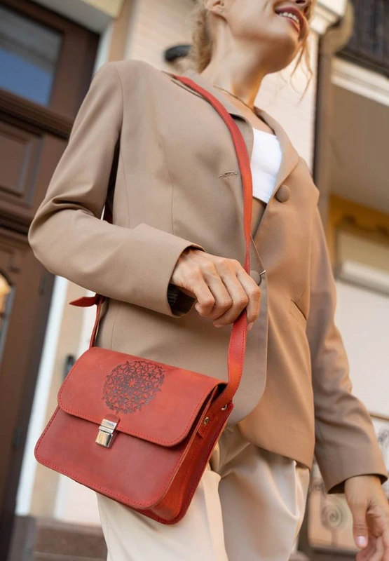 Шкіряна жіноча бохо-сумка Лілу Коралова — BlankNote