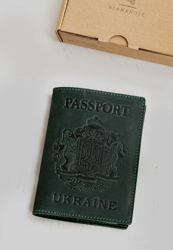 Шкіряна обкладинка для паспорта з українським гербом зелена