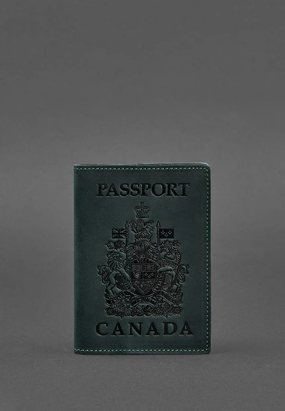 Шкіряна обкладинка для паспорта з канадським гербом зелена Crazy Horse