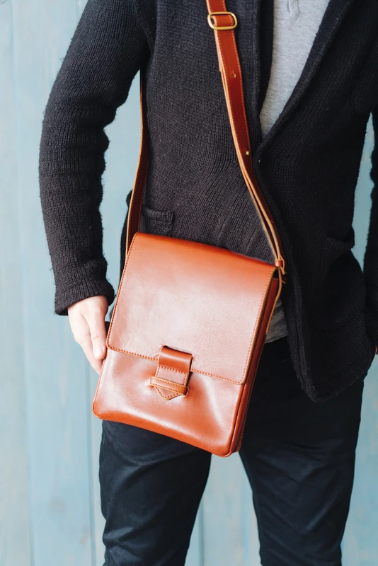 Чоловіча шкіряна сумка-месенджер Esquire світло-коричнева — BlankNote