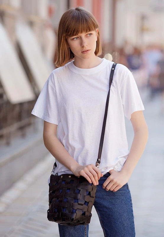 Шкіряна плетена жіноча сумка Пазл M чорна Crazy Horse — BlankNote