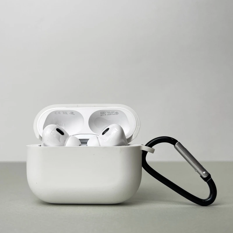 Чохол з карабіном для pods PRO 2 (Білий) — Case