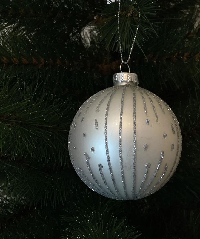 Ялинкова скляна кулька "Chomik" Ø 8 см, біла, сріблястий візерунок — Chomik