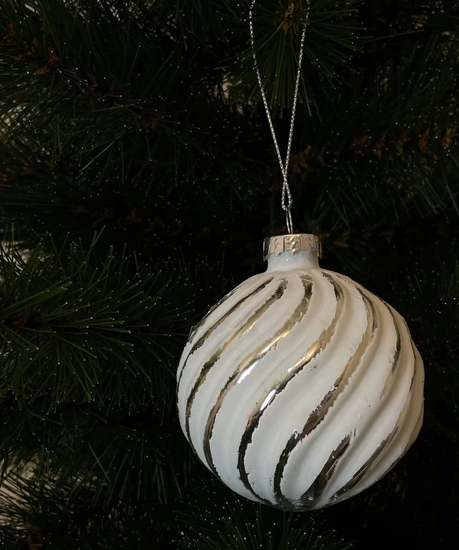 Ялинкова скляна кулька "Chomik" Ø 8 см, рельєф хвилястий, біло-срібляста