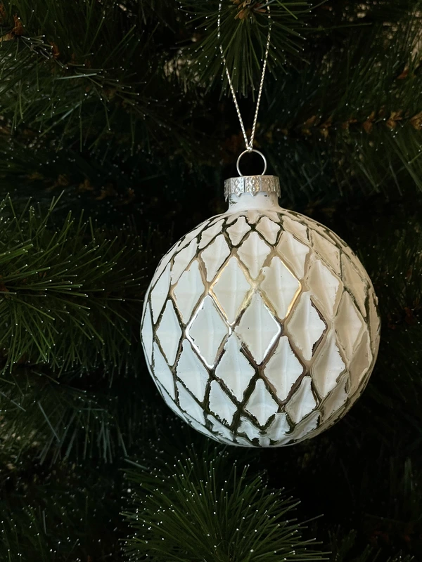 Ялинкова скляна кулька "Chomik" Ø 8 см, рельєф ромбічний, біло-срібляста