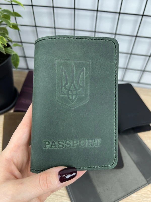 Обкладинка на паспорт України з тризубом із натуральної шкіри "Crazy Hors", Зелений — FAMK
