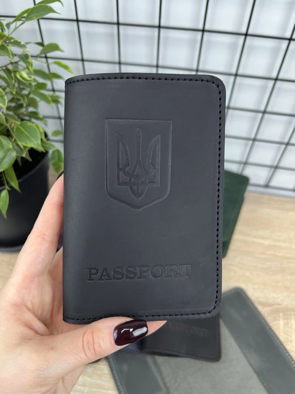 Обкладинка на паспорт України з тризубом із натуральної шкіри "Crazy Hors", Чорний