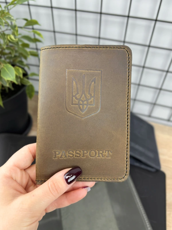 Обкладинка на паспорт України з тризубом із натуральної шкіри "Crazy Hors", Оливковий — FAMK