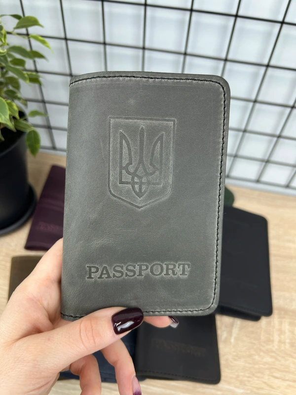 Обкладинка на паспорт України з тризубом із натуральної шкіри "Crazy Hors", Сірий — FAMK