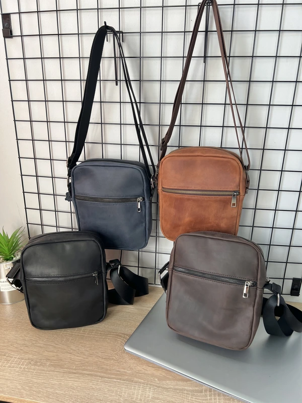 Чоловіча сумка месенджер (через плече) з натуральної шкіри crazy horse, Чорний — FAMK