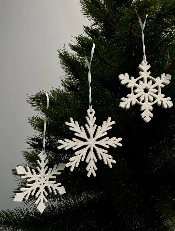 Підвіски декоративні House of Seasons Сніжинки, 3 види в асорт, дерево, 10 см, колір білий