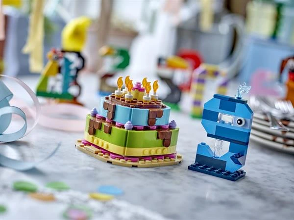 Конструктор LEGO® Торт на день народження з прикрасами, веселий подарунковий набір, декор для столу, 219 деталей (40815)