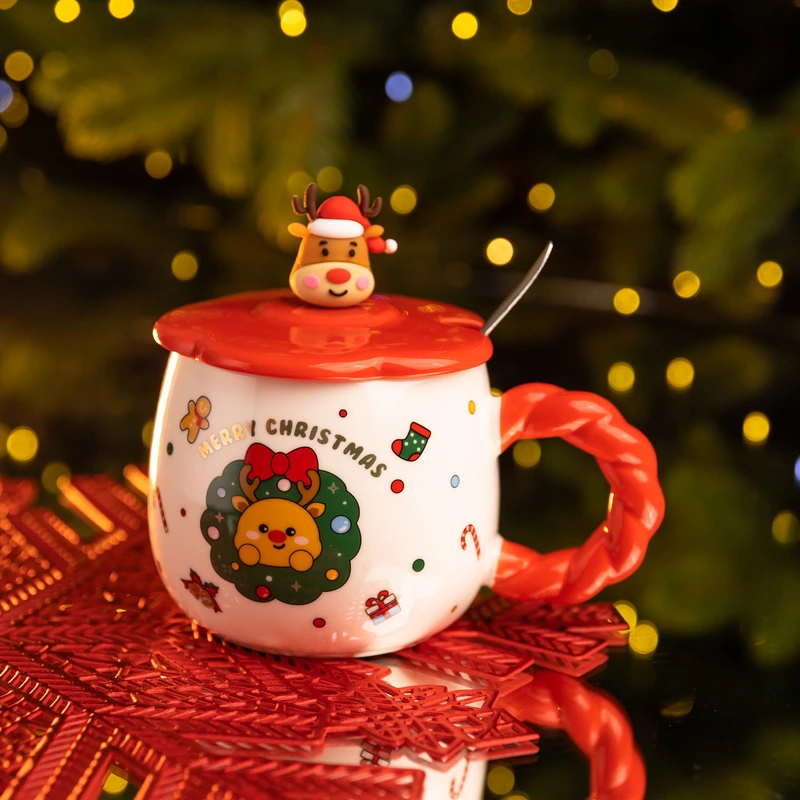 Новорічна порцелянова чашка «Зимова казка» з кришкою 400 мл Yiwu FM-CS-20A — Yiwu