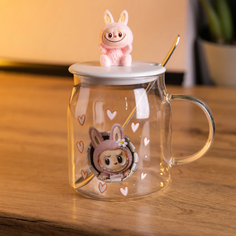 Новорічна велика скляна чашка "Лабубу" з кришкою та ложкою 600 мл, Святкова кружка чашка для дітей на подарунок Рожевий FM-56B — Yiwu