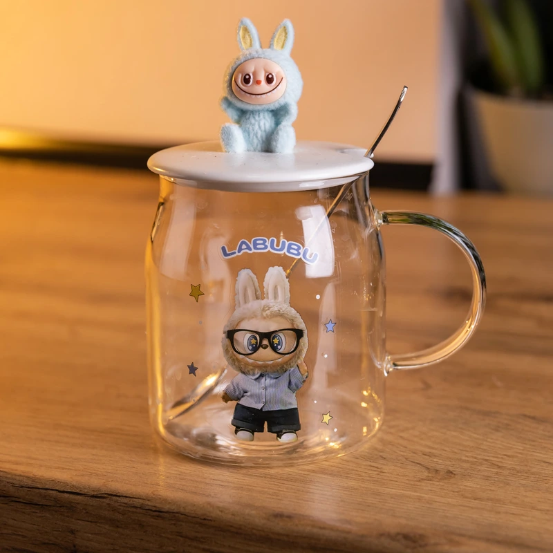 Новорічна велика скляна чашка "Лабубу" з кришкою та ложкою 600 мл, Святкова кружка чашка для дітей на подарунок Блакитний FM-56D