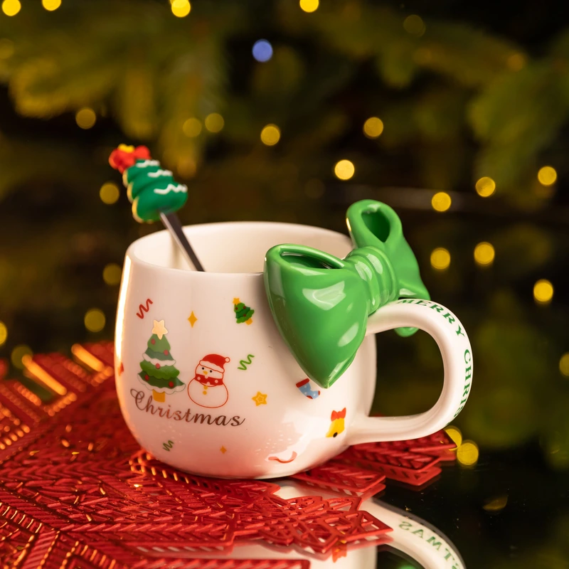 Новогодняя фарфоровая чашка с ложкой Merry Christmas 400 (мл) Зеленый Yiwu FM-CS-19B — Yiwu