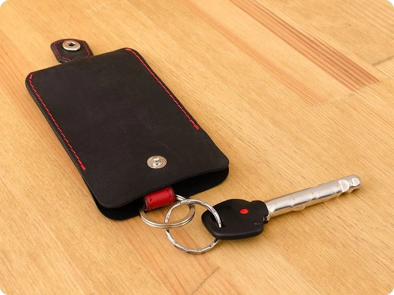 Шкіряна ключниця 1.0 чорна з червоним