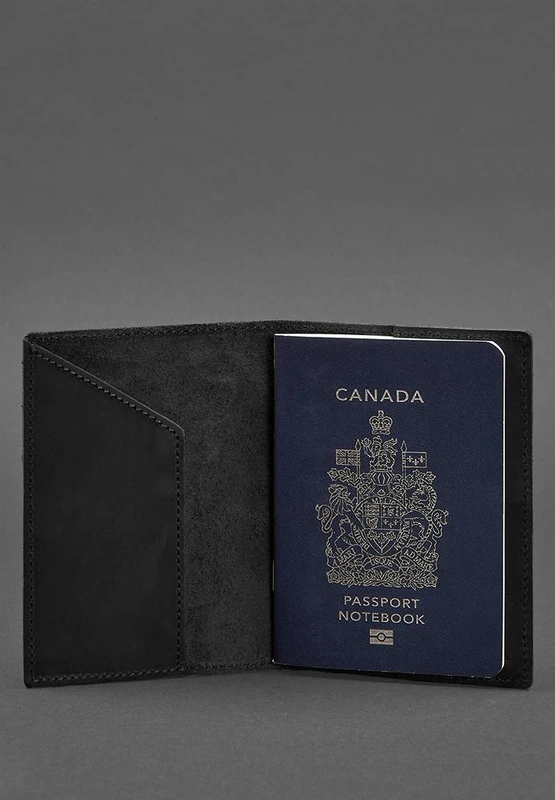 Шкіряна обкладинка для паспорта з канадським гербом чорна Crazy Horse