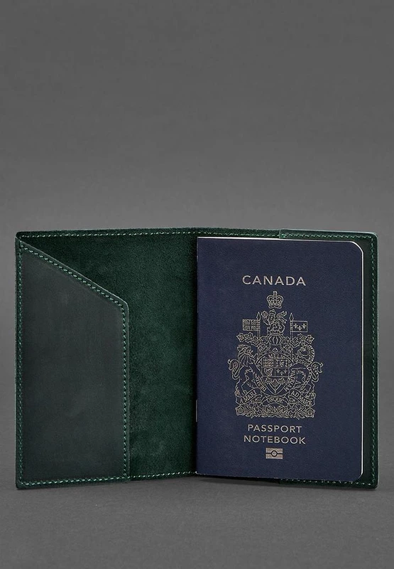 Шкіряна обкладинка для паспорта з канадським гербом зелена Crazy Horse