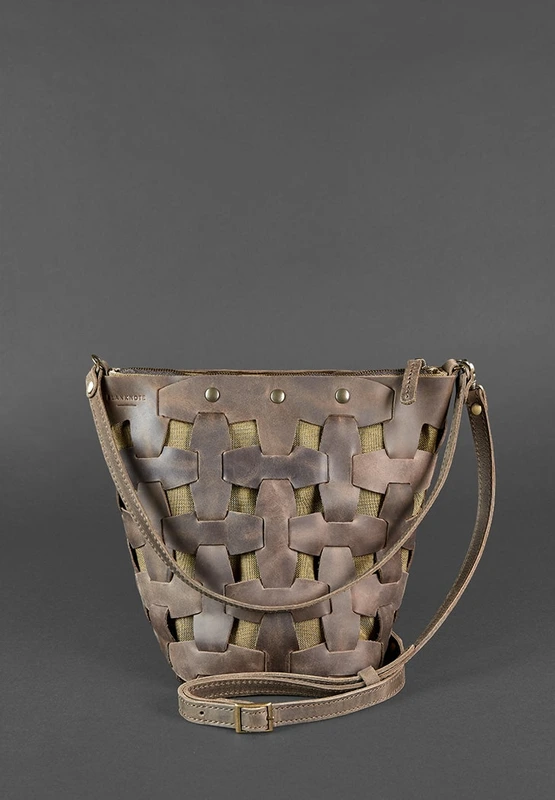 Шкіряна плетена жіноча сумка Пазл M темно-коричнева Crazy Horse