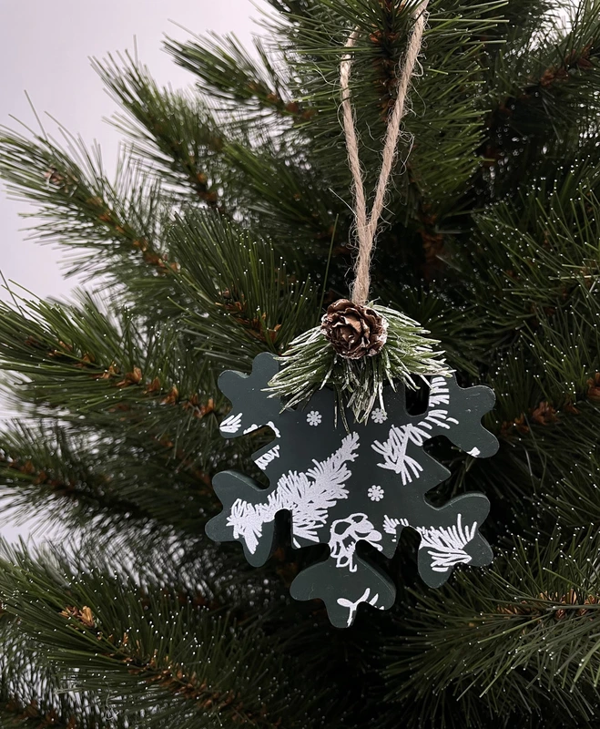 Підвіска декоративна House of Seasons Сніжинка, дерево, 9 см, білий з зеленим