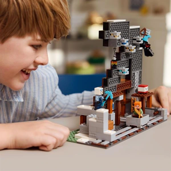 Конструктор LEGO Minecraft Шахта Кайло 530 деталей (21277)