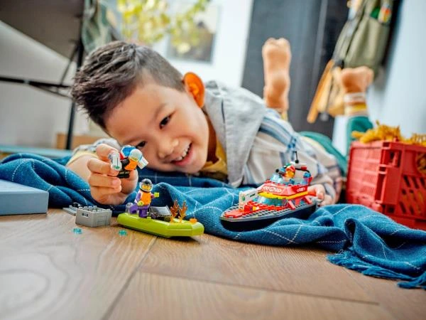 Конструктор LEGO City Човен пожежної бригади 144 деталі (60373)