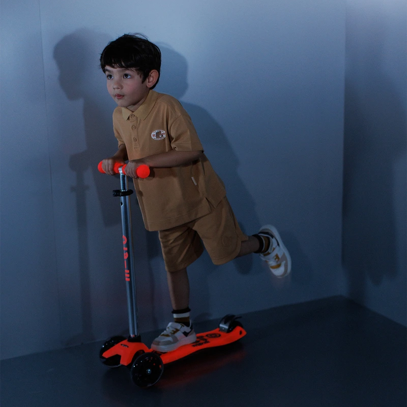 Самокат MICRO серії "Maxi Deluxe Glow LED" – ЧЕРВОНА АУРА (до 50 kg, 3-х колісний, світло)