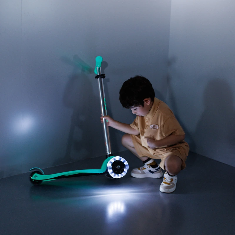 Самокат MICRO серії "Maxi Deluxe Glow LED" – ЖЕЛЕЙНИЙ ЗЕЛЕНИЙ (до 50 kg, 3-х колісний, світло)