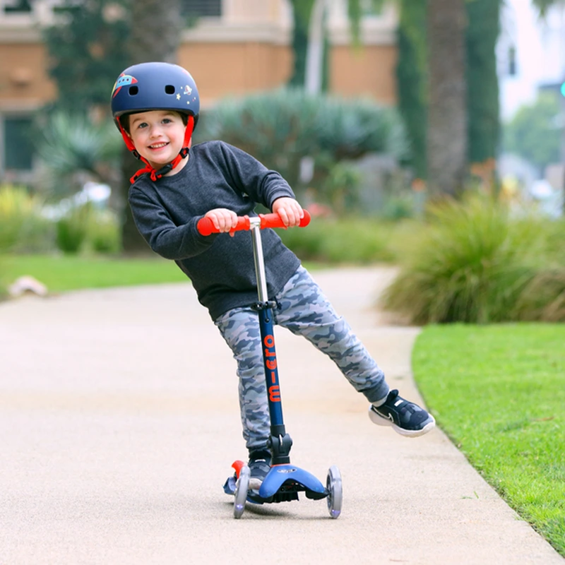 Самокат MICRO серії "Mini Deluxe Foldable LED" – СИНІЙ (складаний, до 50 кг (kg), триколісний, світло)