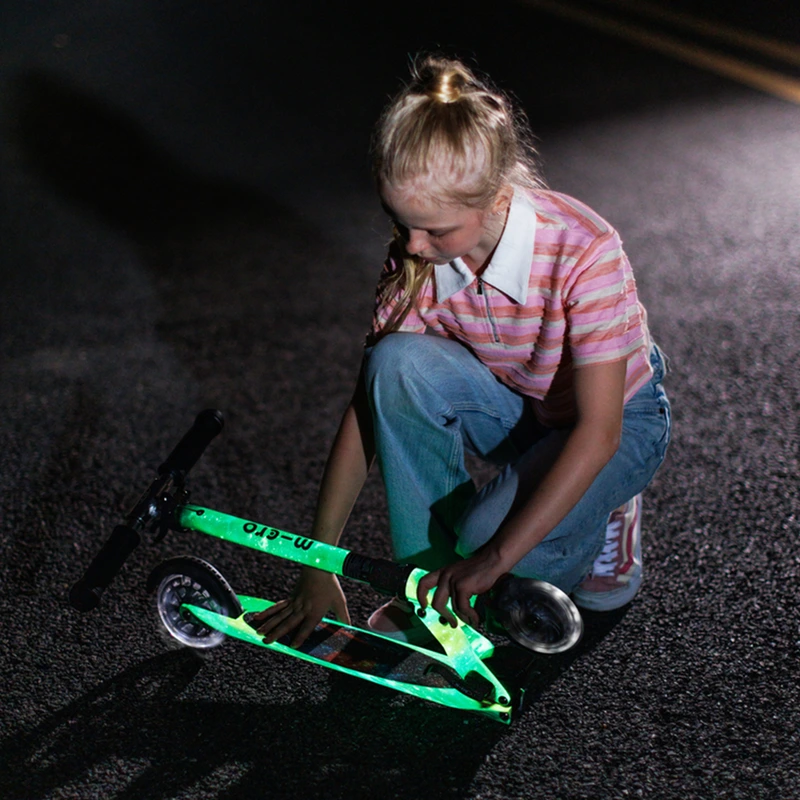 Самокат MICRO серії "Sprite Glow LED Art Collection" – КОСМОС (до 100 кг (kg), двоколісний, світло)