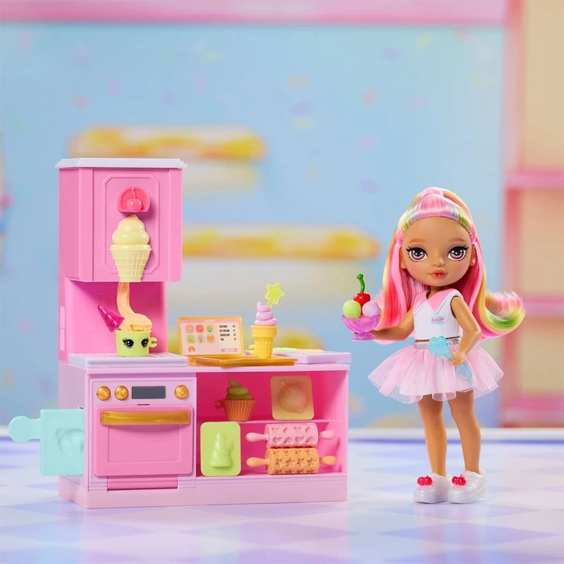 Ігровий набір з лялькою RAINBOW HIGH серії "Littles" – КОНДИТЕРСЬКА КЕНДІ (з аксес.)