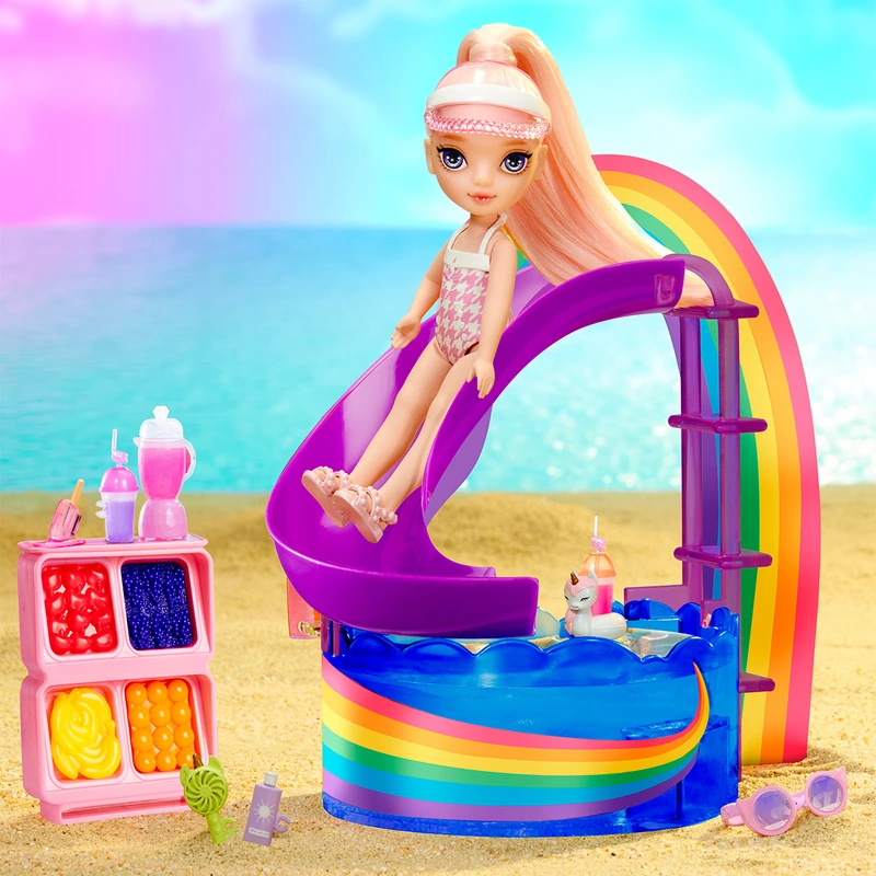 Ігровий набір з лялькою RAINBOW HIGH серії "Littles" – ВЕСЕЛКОВЕ СВЯТО В БАСЕЙНІ (з аксес.)