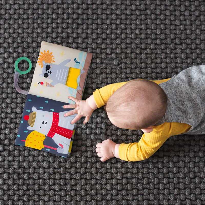 Розвиваюча книжка для візочка колекції «Полярне сяйво» - ЩО ВДЯГНЕ ВЕДМЕДИК ПОЛ