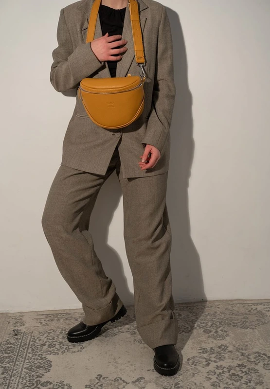 Шкіряна сумка поясна-кроссбоді Vacation темно-жовтий флотар