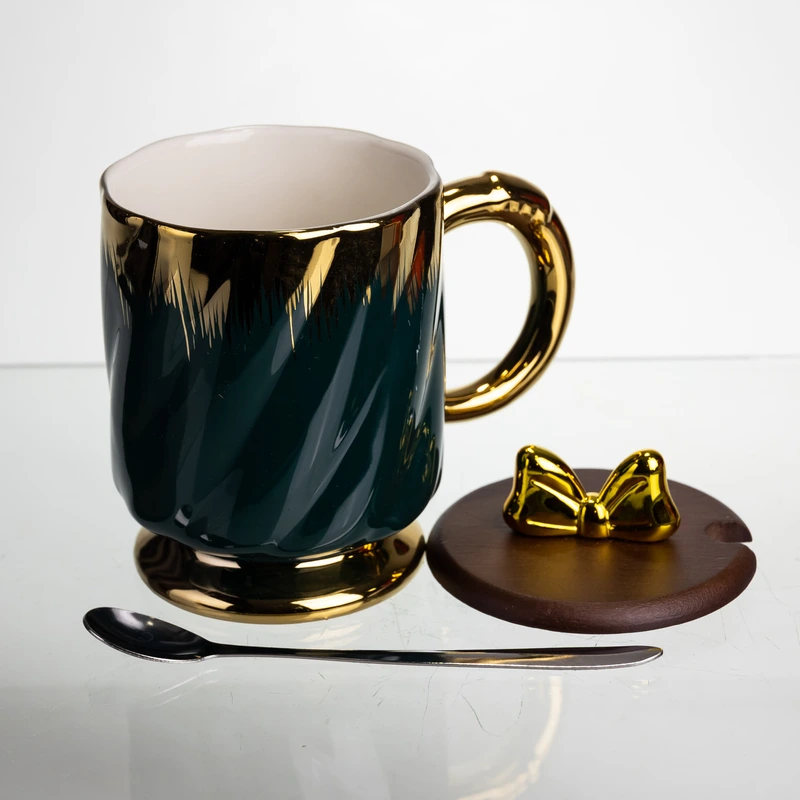 Новорічна порцелянова чашка «Золотий Вихор» 450 мл з кришкою і ложкою Yiwu FM-23A