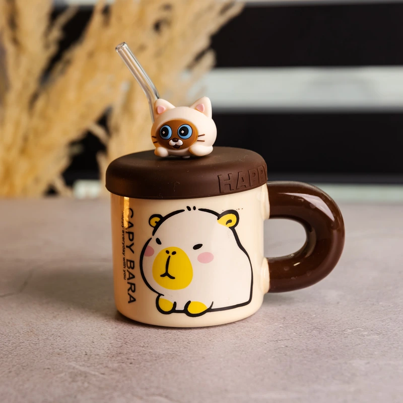 Чашка порцелянова з кришкою і трубочкою Капібара з котиком 400 мл FM-27A