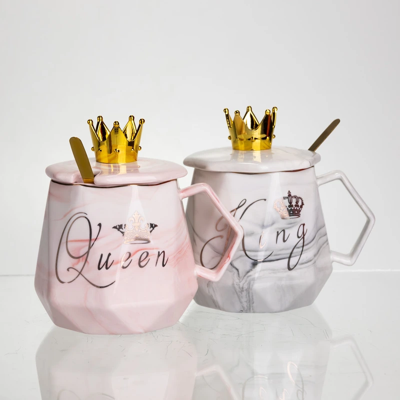 Набір парних порцелянових чашок Queen&King 2 (шт) по 400 (мл) чашки на подарунок із кришкою та ложкою FM-30 — фото 4