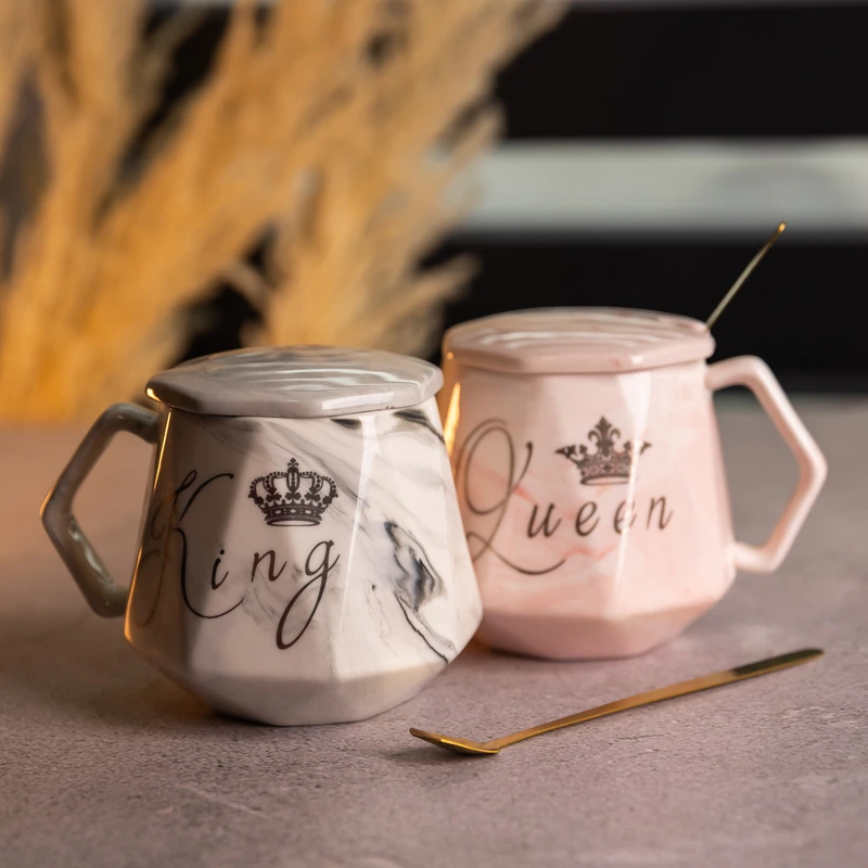 Набір парних порцелянових чашок Queen&King 2 (шт) по 400 (мл) чашки на подарунок із кришкою і ложкою Рожевий з блакитним FM-31
